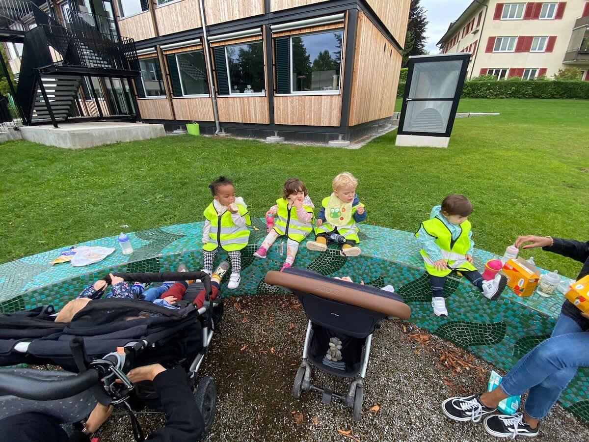 zvieri draussen kinderbetreuung kinderkrippe und waldkinderkrippe blueemli in zuerich witikon