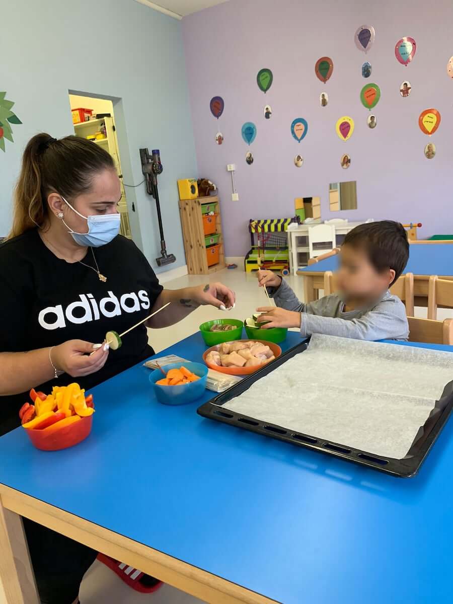 fleischspiesse vorbereiten kinderbetreuung kinderkrippe und waldkinderkrippe blueemli in zuerich witikon