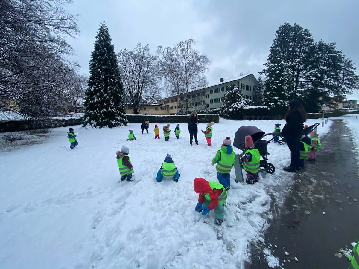 alle im schnee kinderbetreuung kinderkrippe und waldkinderkrippe blueemli in zuerich witikon