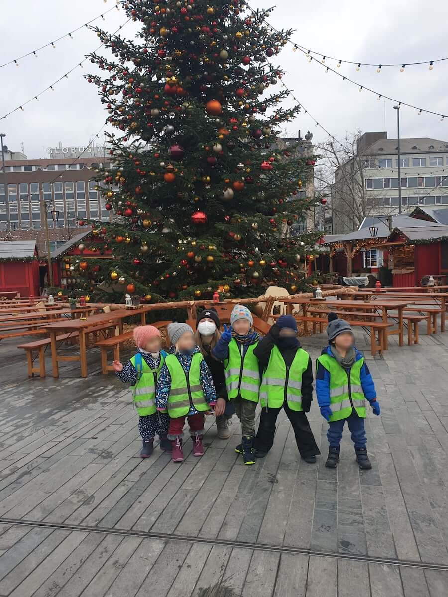 besuch auf dem zuercher wienachtsdorf kinderbetreuung kinderkrippe und waldkinderkrippe blueemli in zuerich witikon