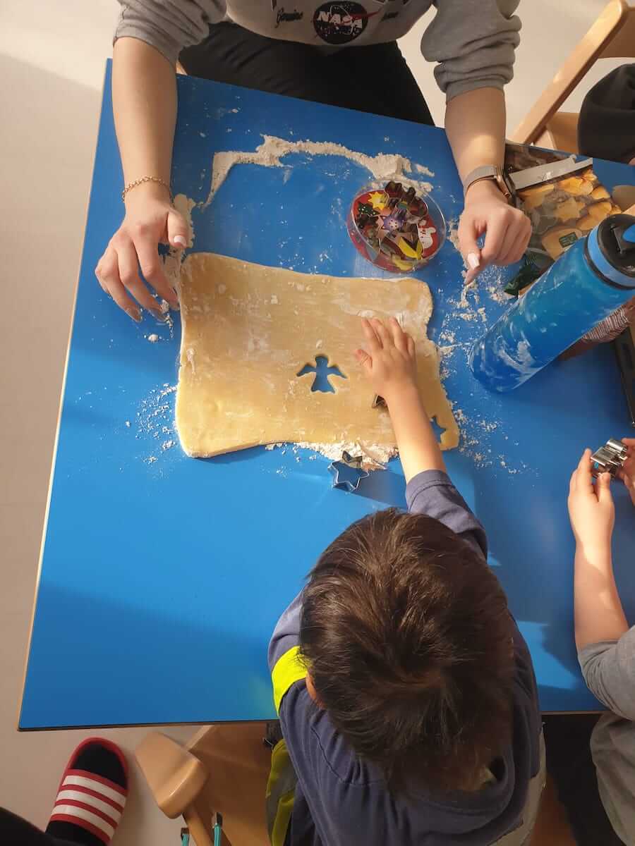 guetzli backen und dekorieren kinderbetreuung kinderkrippe und waldkinderkrippe blueemli in zuerich witikon