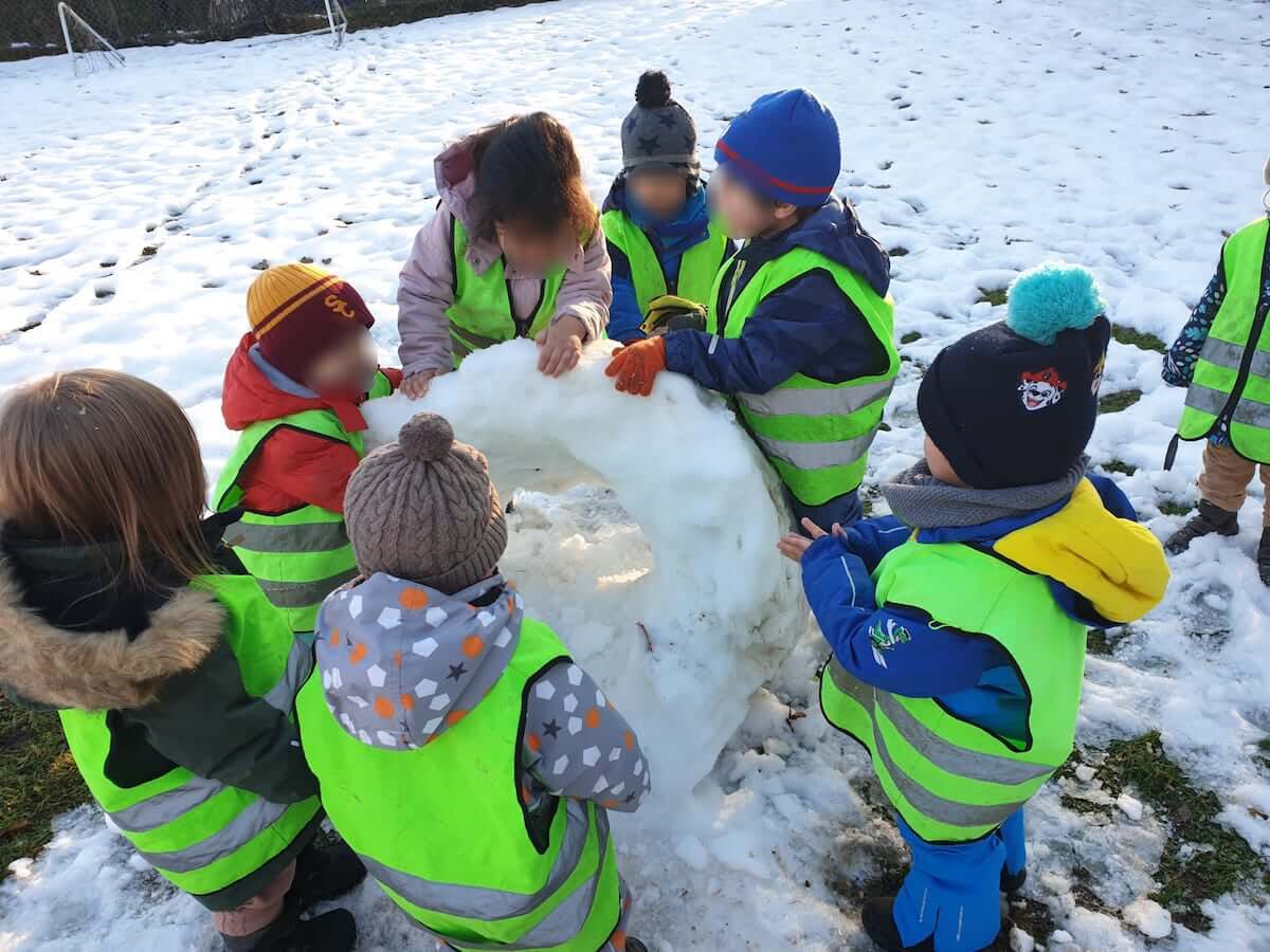 spass mit schnee kinderbetreuung kinderkrippe und waldkinderkrippe blueemli in zuerich witikon