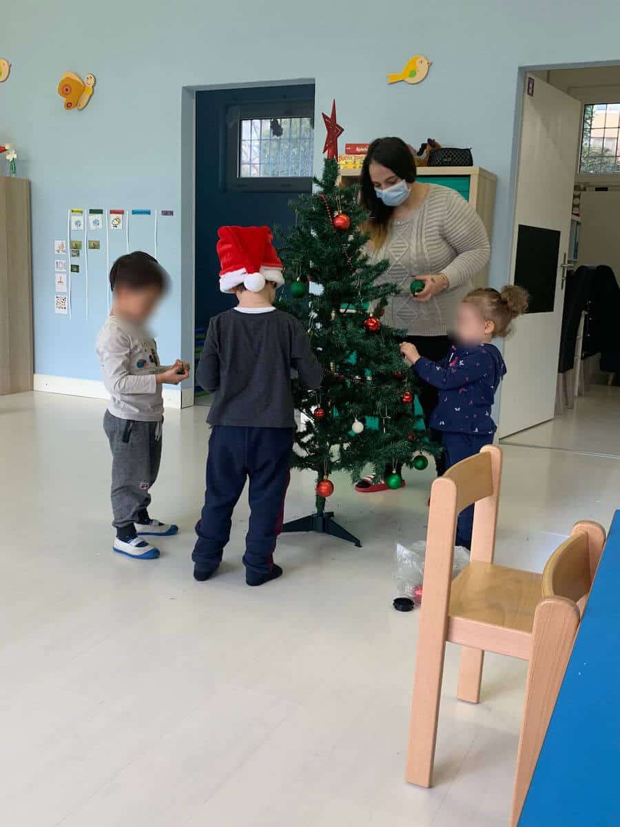 weihnachtsbaum dekorieren kinderbetreuung kinderkrippe und waldkinderkrippe blueemli in zuerich witikon