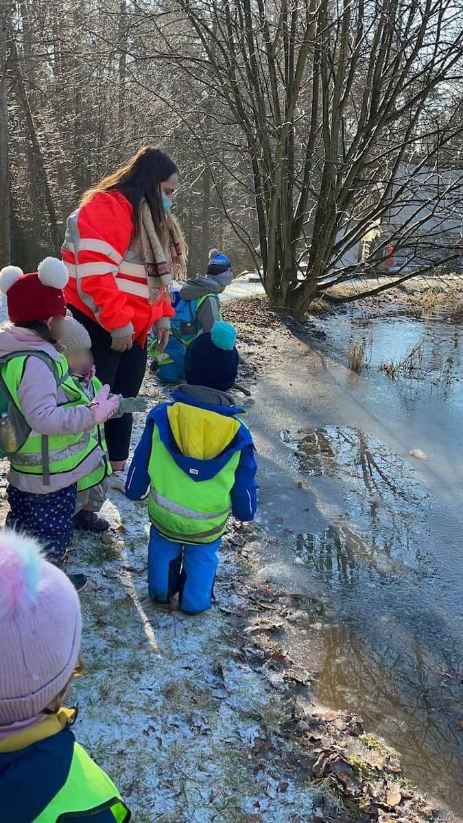 gefrorene waldsee kinderbetreuung kinderkrippe und waldkinderkrippe blueemli in zuerich witikon