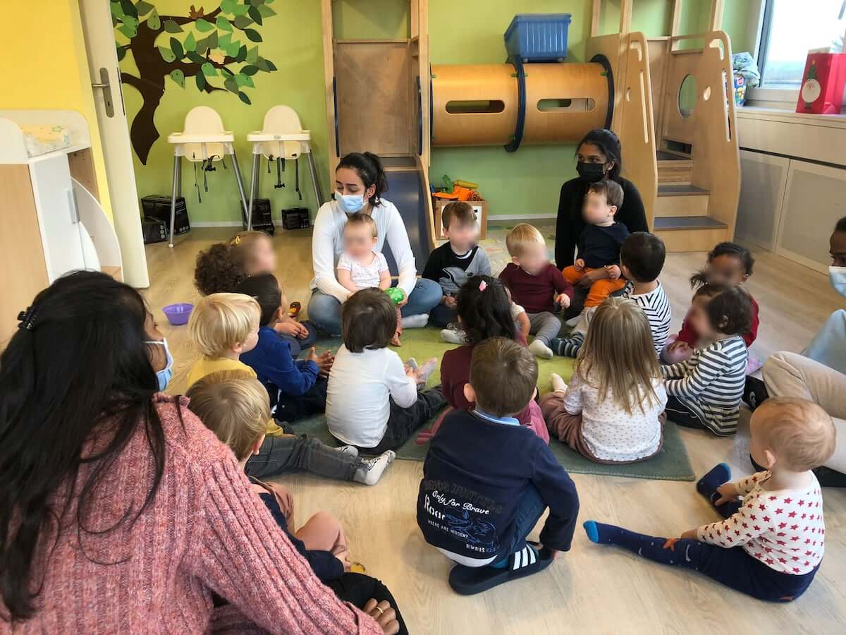 kreisrunde in der kita kinderbetreuung kinderkrippe und waldkinderkrippe blueemli in zuerich witikon