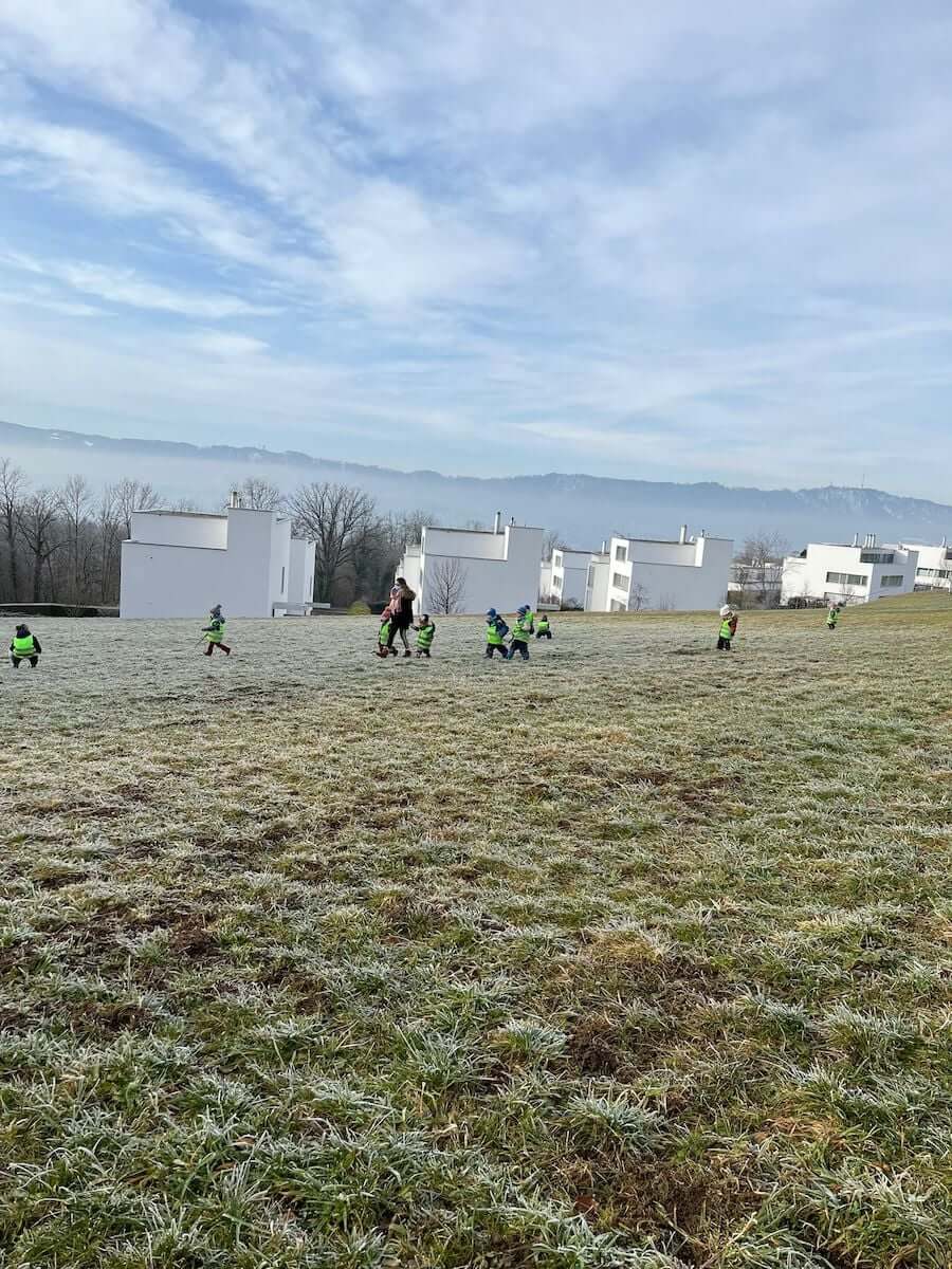 unterwegs im feld kinderbetreuung kinderkrippe und waldkinderkrippe blueemli in zuerich witikon