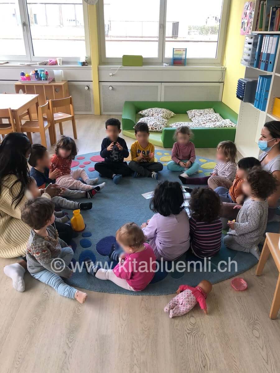 morgenkreis in die kita kinderbetreuung kinderkrippe und waldkinderkrippe blueemli in zuerich witikon