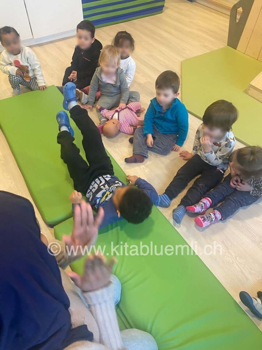 wir ueben purzelbaum kinderbetreuung kinderkrippe und waldkinderkrippe blueemli in zuerich witikon