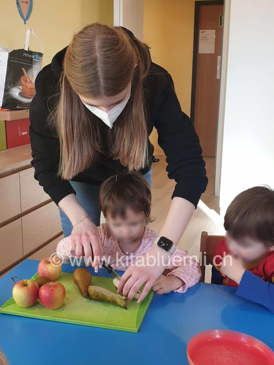 zvieri vorbereiten kinderkrippe und waldkinderkrippe blueemli in zuerich witikon