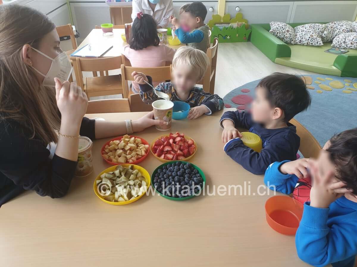 birchermueesli zubereiten kinderbetreuung kinderkrippe und waldkinderkrippe blueemli in zuerich witikon