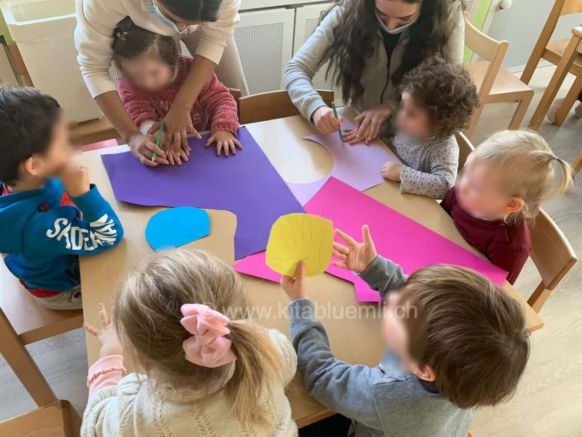 handabdruck abzeichen kinderbetreuung kinderkrippe und waldkinderkrippe blueemli in zuerich witikon