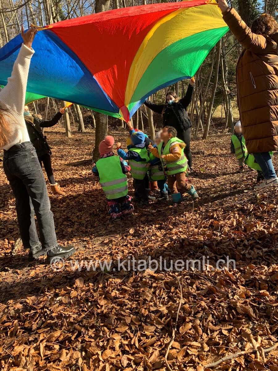 spass mit dem regenbogentuch kinderbetreuung kinderkrippe und waldkinderkrippe blueemli in zuerich witikon