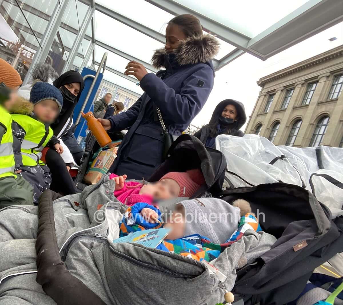 warten an der tramhaltestelle kinderbetreuung kinderkrippe und waldkinderkrippe blueemli in zuerich witikon