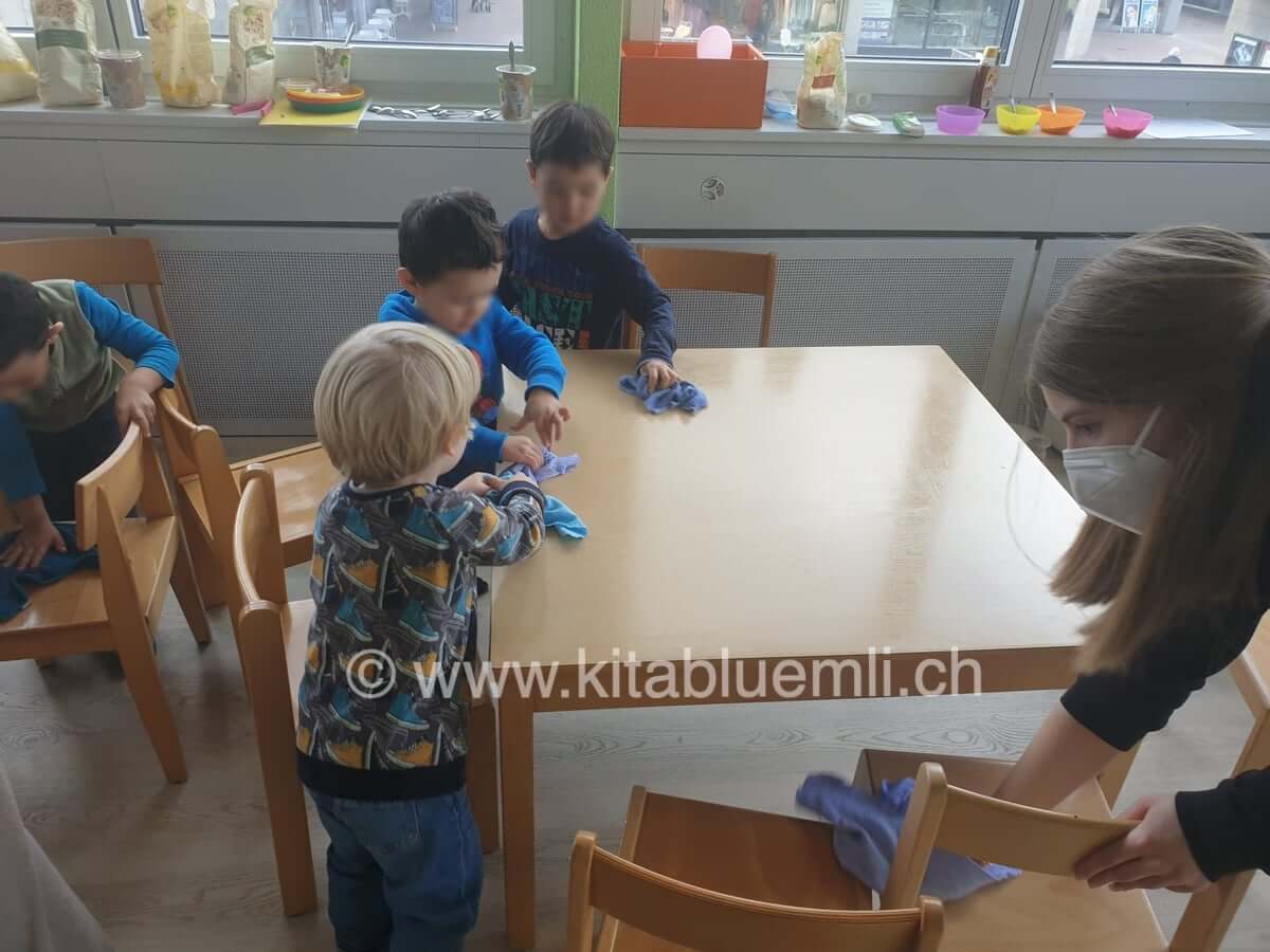 wir putzen und raeumen auf kinderbetreuung kinderkrippe und waldkinderkrippe blueemli in zuerich witikon