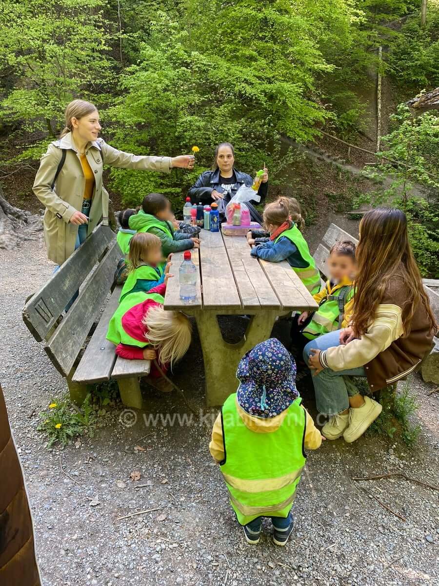 zvieri kinderbetreuung kinderkrippe und waldkinderkrippe blueemli in zuerich witikon