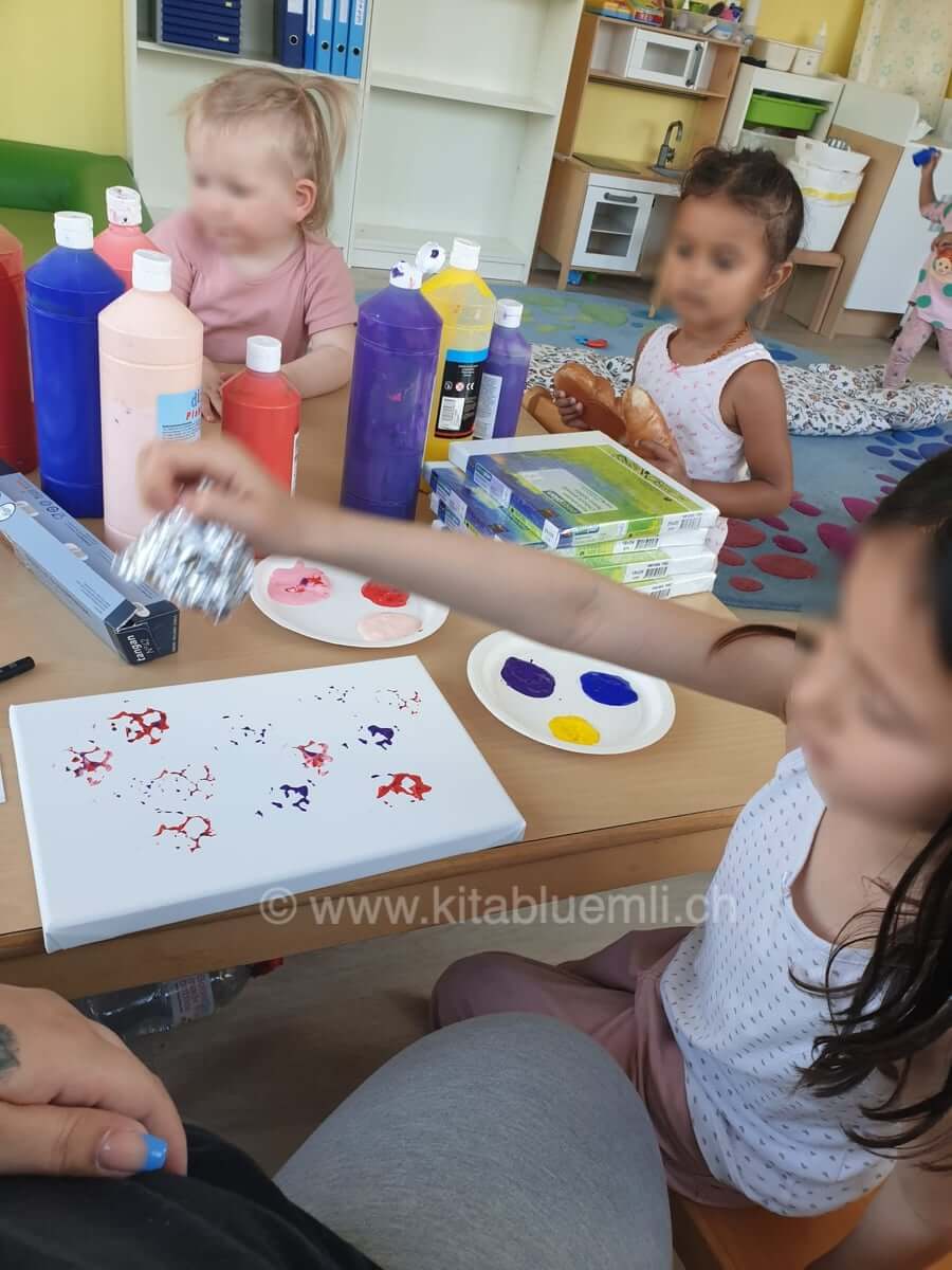 basteln mit farben kinderbetreuung kinderkrippe und waldkinderkrippe blueemli in zuerich witikon