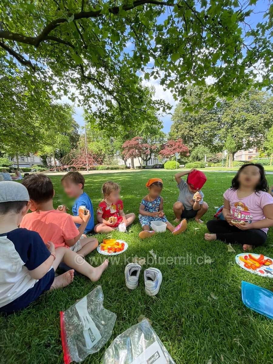 zvieri in der baeckeranlage kinderbetreuung kinderkrippe und waldkinderkrippe blueemli in zuerich witikon