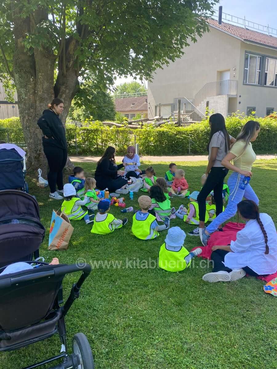 pause auf der wiese kinderbetreuung kinderkrippe und waldkinderkrippe blueemli in zuerich witikon