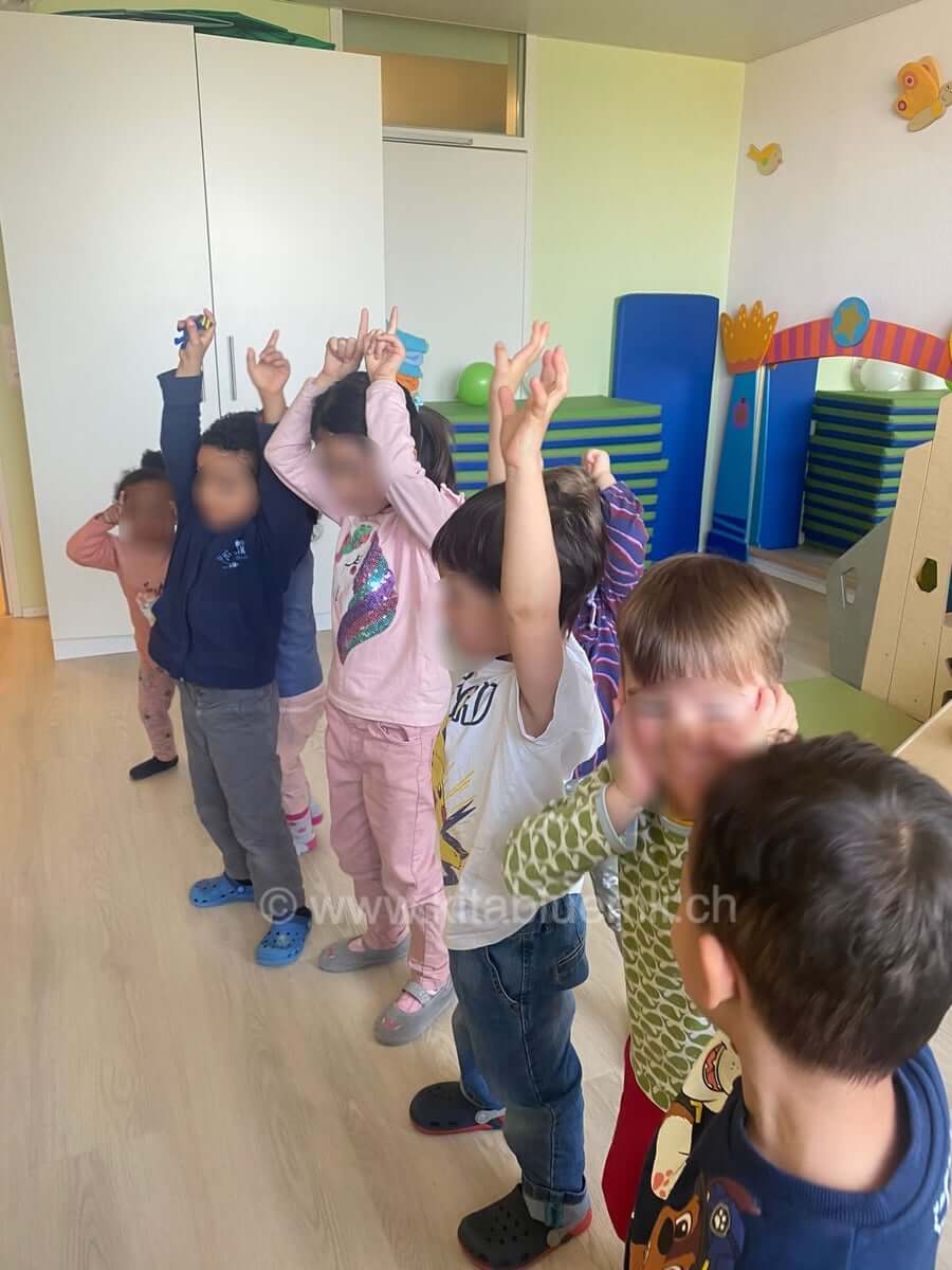 turnen in der kita kinderbetreuung kinderkrippe und waldkinderkrippe blueemli in zuerich witikon