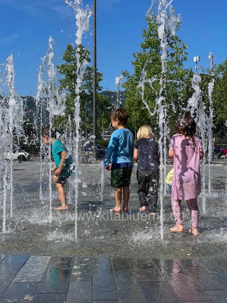 wasserspiel auf dem sechselaeutenplatz kinderbetreuung kinderkrippe und waldkinderkrippe blueemli in zuerich witikon