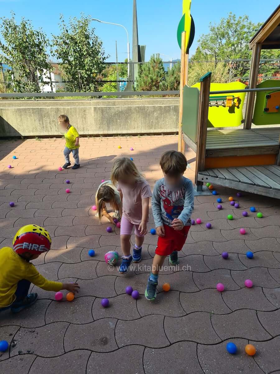 auf dem spielplatz mit den baellen kinderbetreuung kinderkrippe und waldkinderkrippe blueemli in zuerich witikon