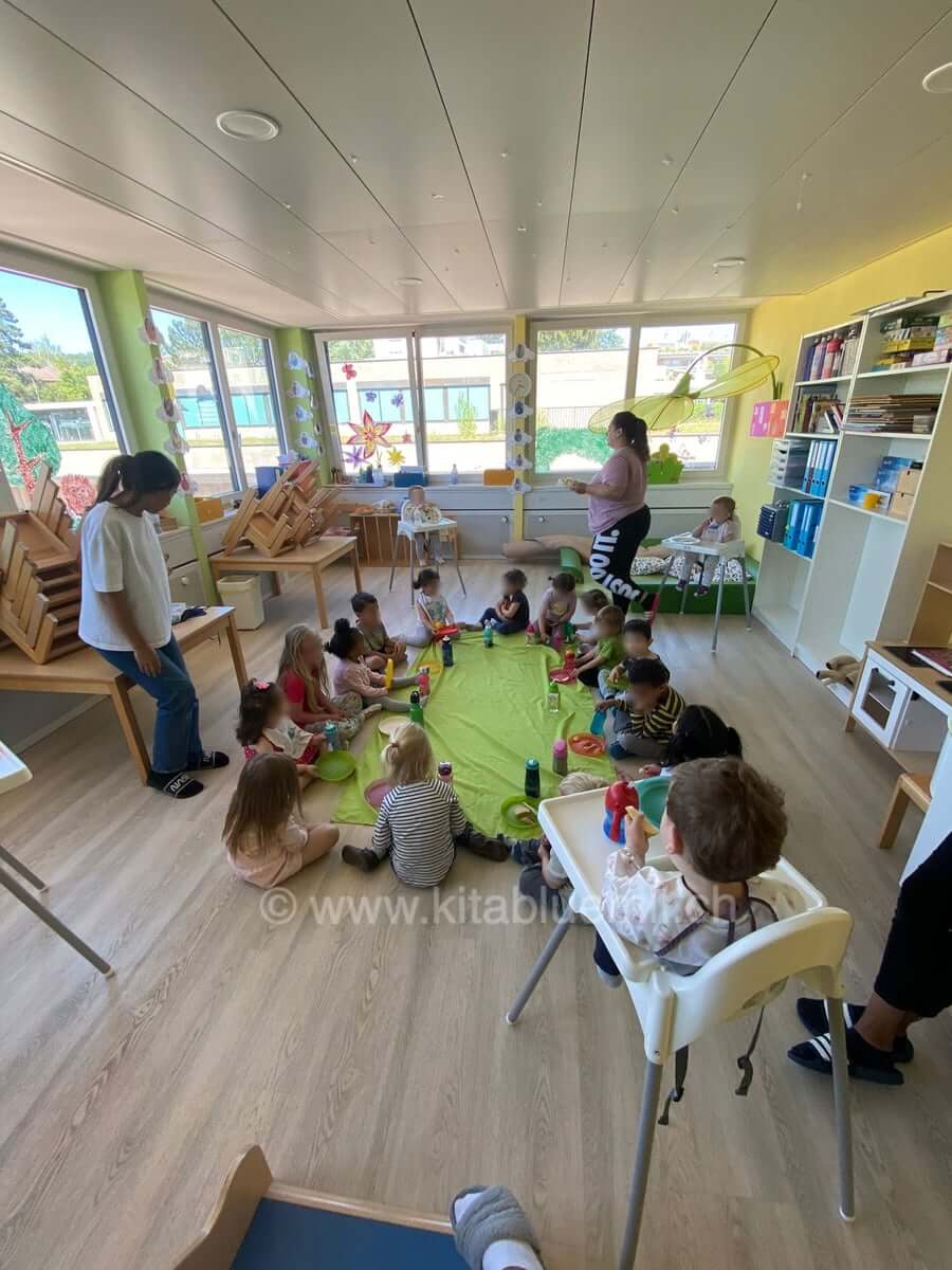 gemeinsames zvieri auf dem tuch kinderbetreuung kinderkrippe und waldkinderkrippe blueemli in zuerich witikon