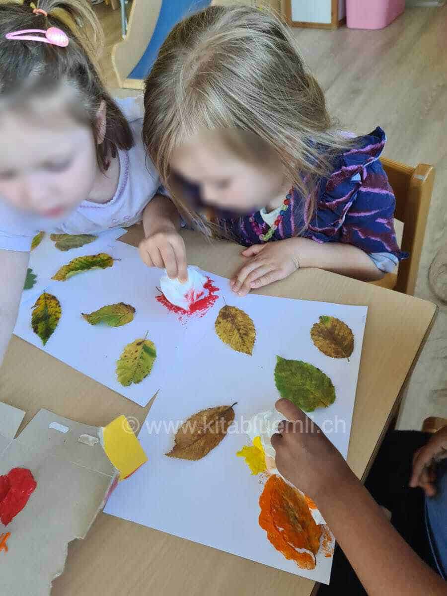 malen mit herbstblaetter kinderbetreuung kinderkrippe und waldkinderkrippe blueemli in zuerich witikon