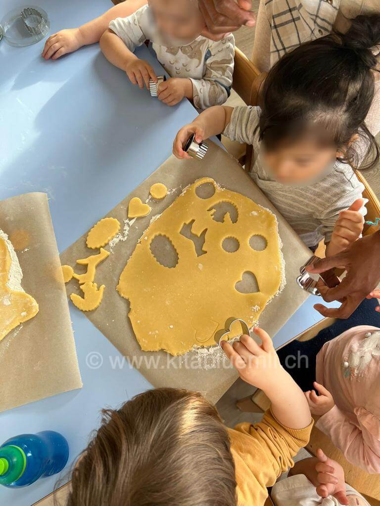 guetzli backen kinderbetreuung kinderkrippe und waldkinderkrippe blueemli in zuerich witikon