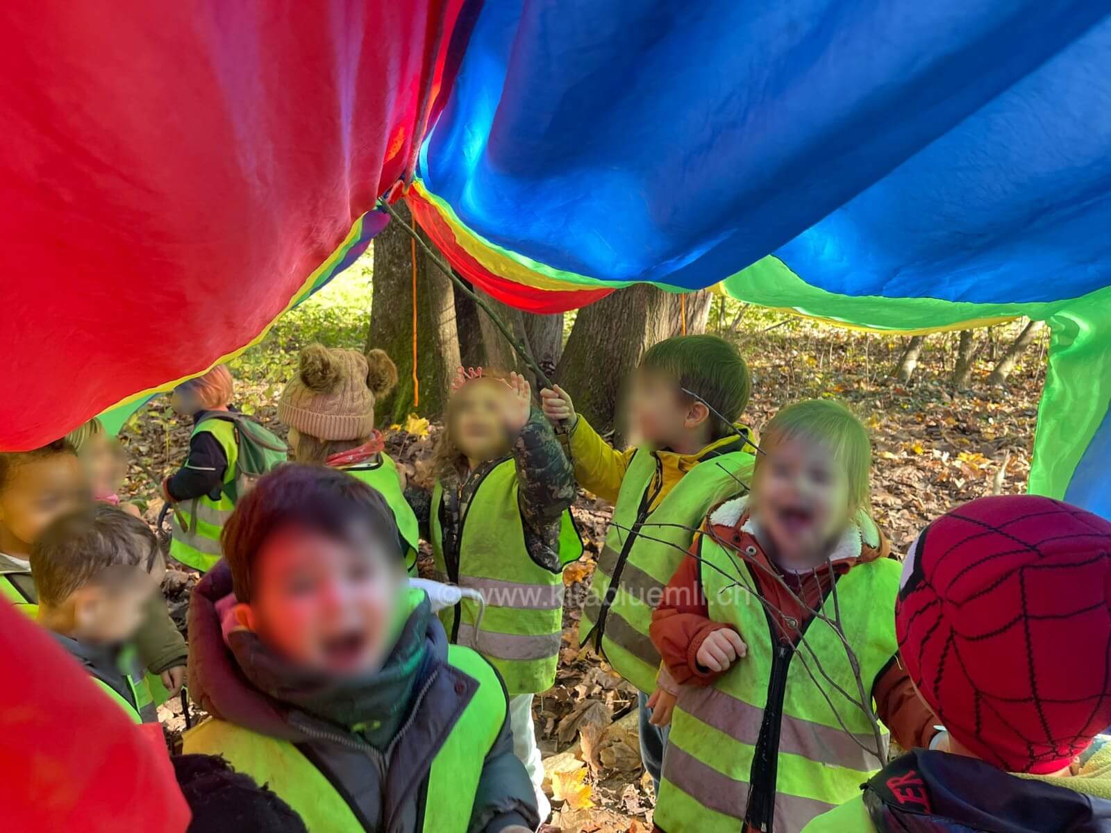 spass unter dem farbtuch kinderbetreuung kinderkrippe und waldkinderkrippe blueemli in zuerich witikon