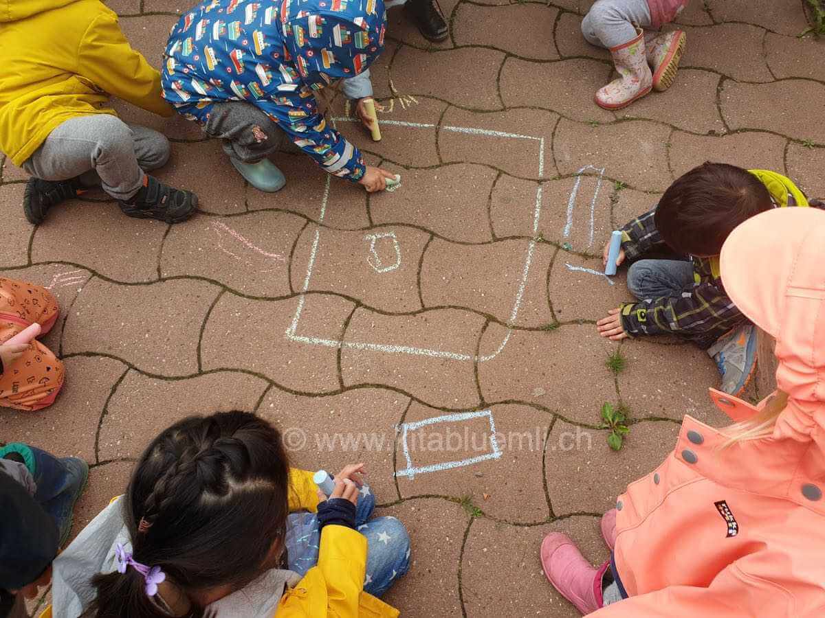 bodenmalerei kinderbetreuung kinderkrippe und waldkinderkrippe blueemli in zuerich witikon