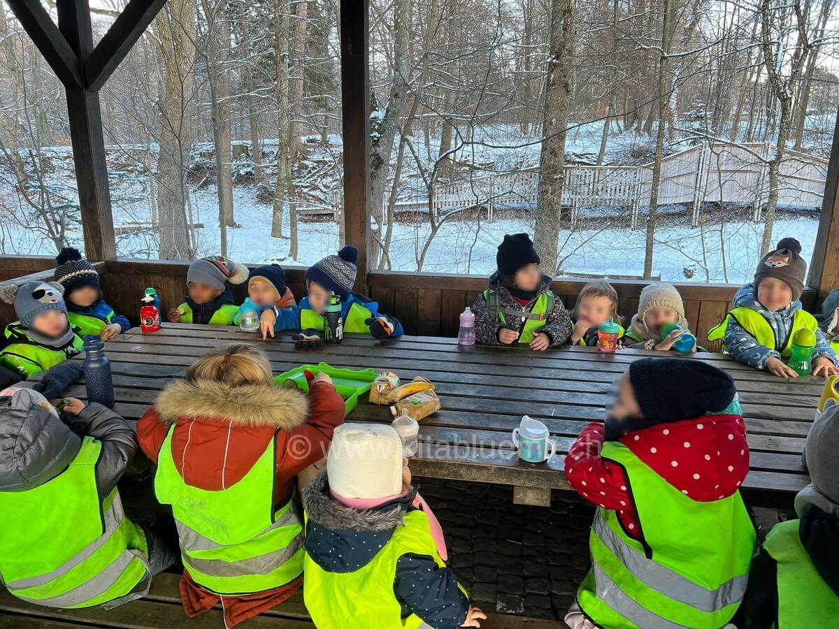 zvieri im wald kinderbetreuung kinderkrippe und waldkinderkrippe blueemli in zuerich witikon