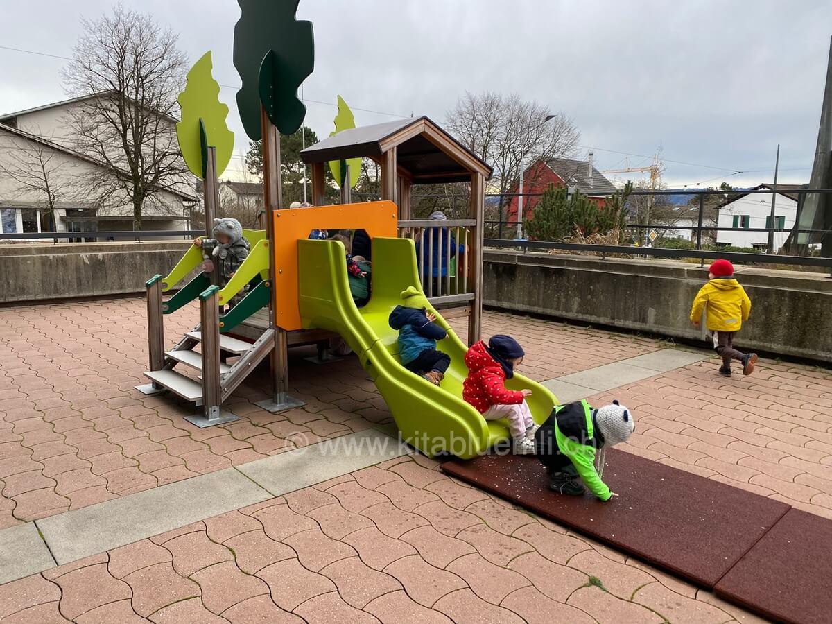 der spielplatz der kinderkrippe. ein ort zum spielen lernen und wachsen kinderbetreuung kinderkrippe und waldkinderkrippe blueemli in zuerich witikon