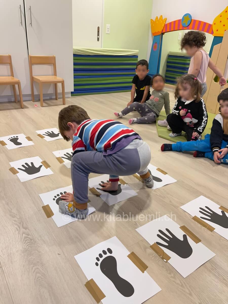 ein spiel mit fuss und handabdruecken kinderbetreuung kinderkrippe und waldkinderkrippe blueemli in zuerich witikon