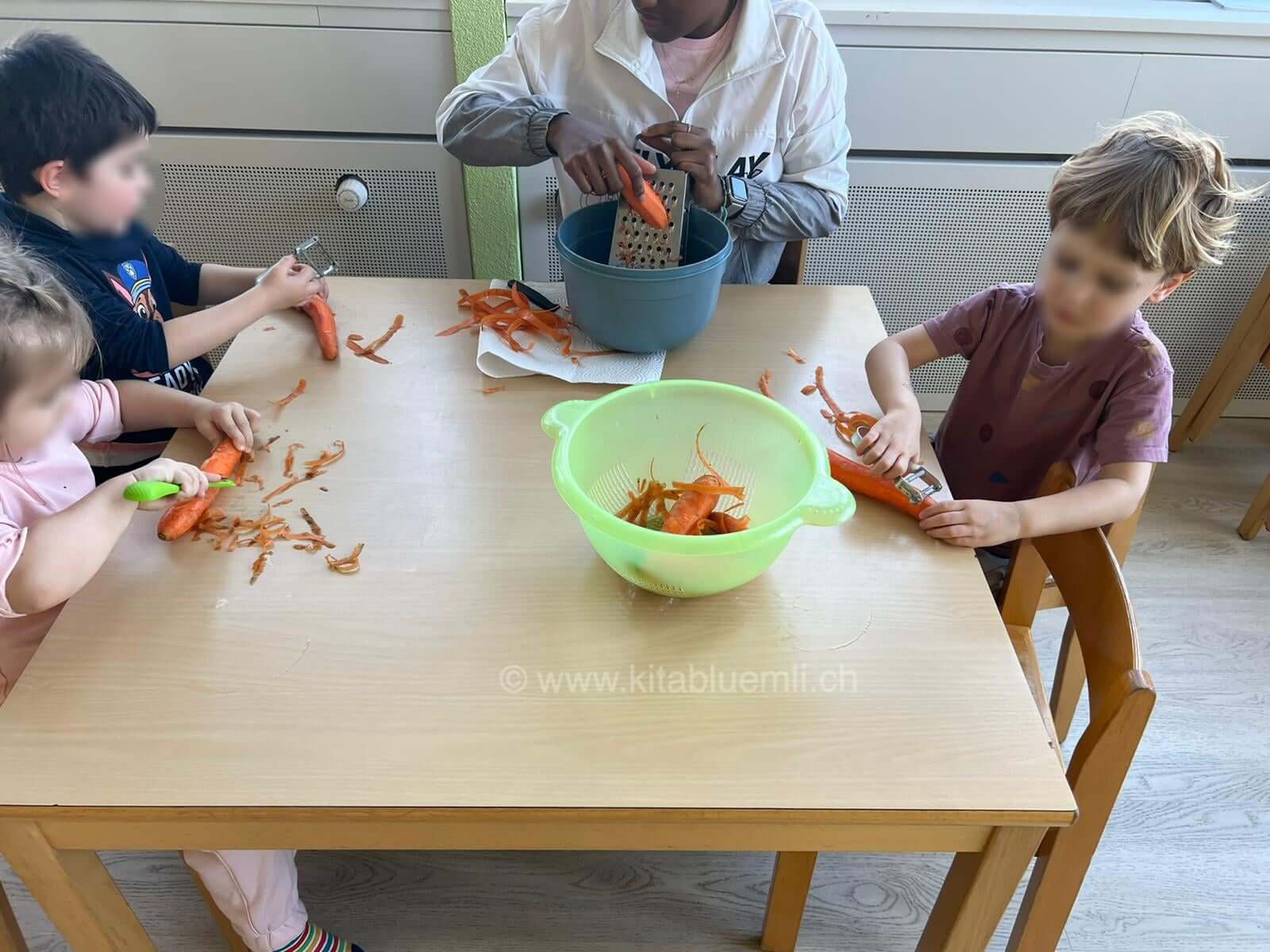 gemuese ruesten kinderbetreuung kinderkrippe und waldkinderkrippe blueemli in zuerich witikon