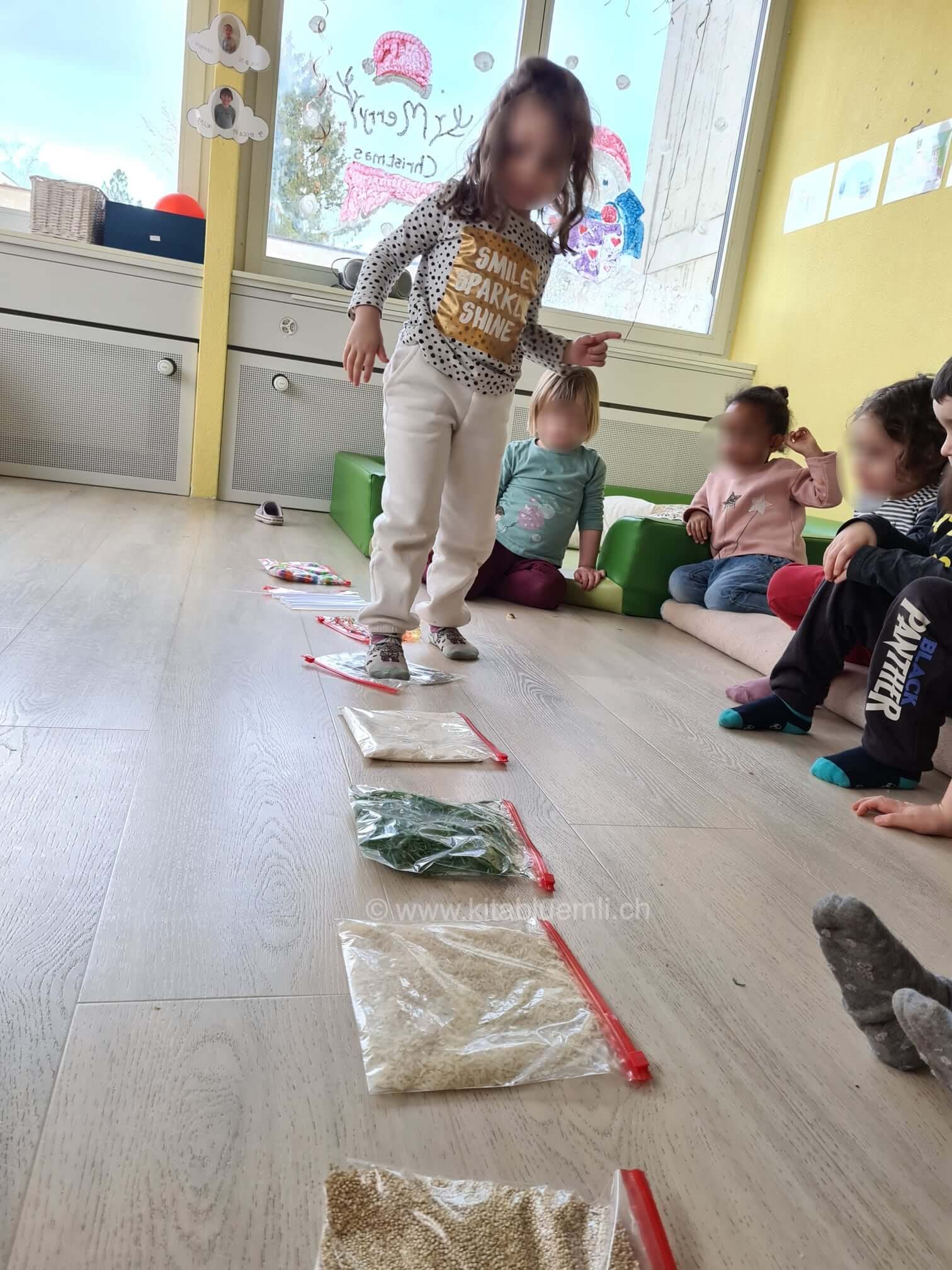 verschiedene gegenstaende anfuehlen kinderbetreuung kinderkrippe und waldkinderkrippe blueemli in zuerich witikon