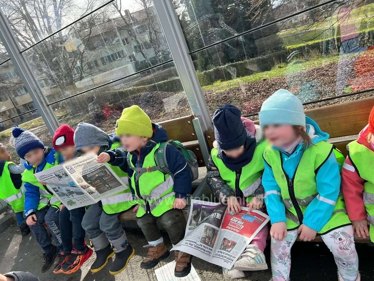 wir warten auf dem bus kinderbetreuung kinderkrippe und waldkinderkrippe blueemli in zuerich witikon