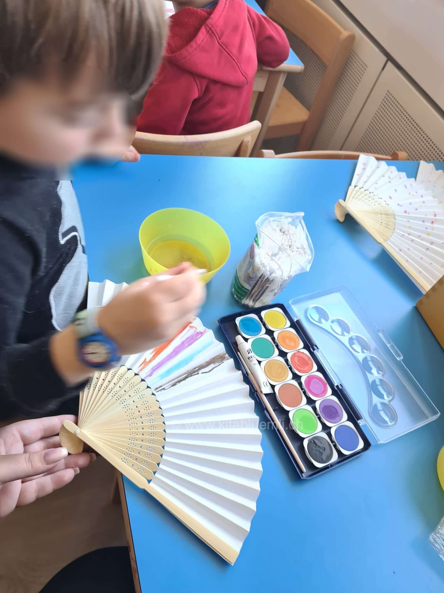 faltfaecher bemalen kinderbetreuung kinderkrippe und waldkinderkrippe blueemli in zuerich witikon