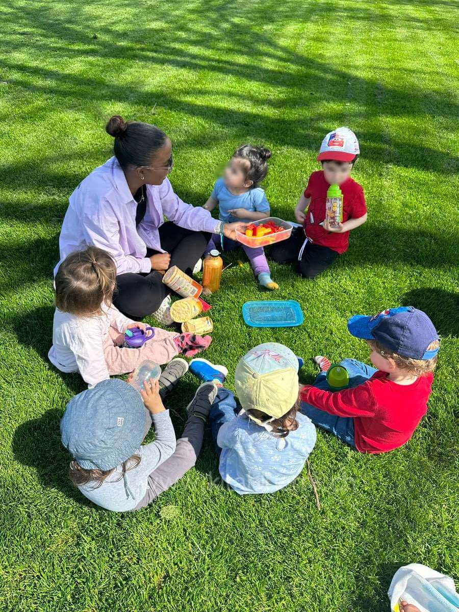 kleine pause im park kinderbetreuung kinderkrippe und waldkinderkrippe blueemli in zuerich witikon