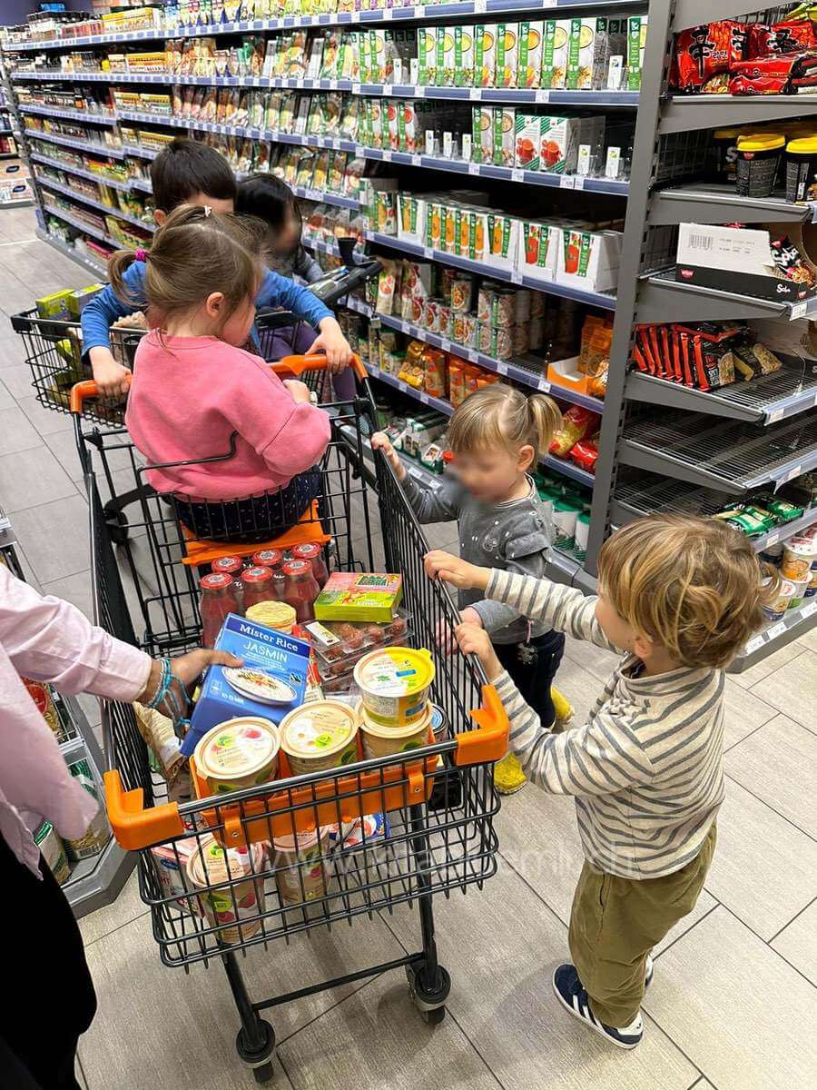 wir gehen einkaufen kinderbetreuung kinderkrippe und waldkinderkrippe blueemli in zuerich witikon