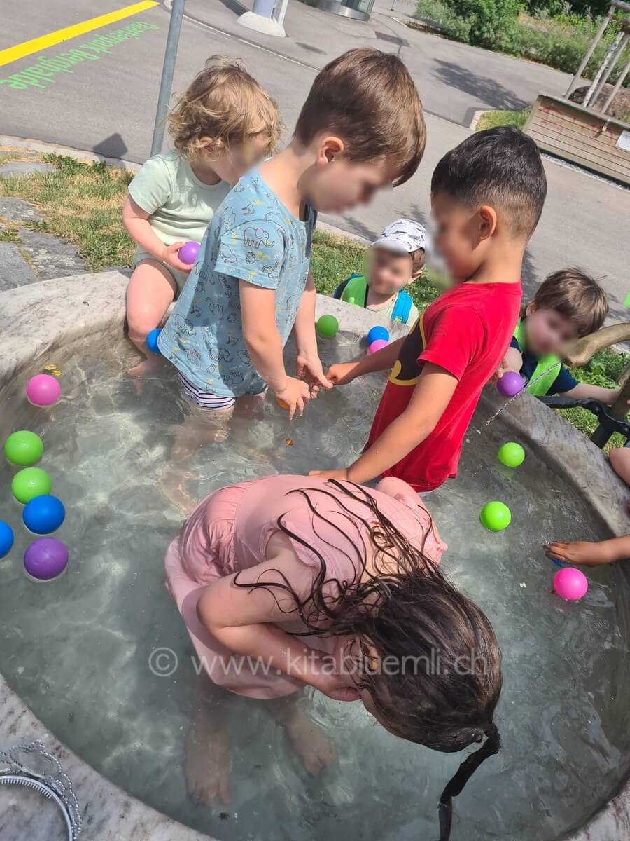 abkuehlung im brunnen kinderbetreuung kinderkrippe und waldkinderkrippe blueemli in zuerich witikon