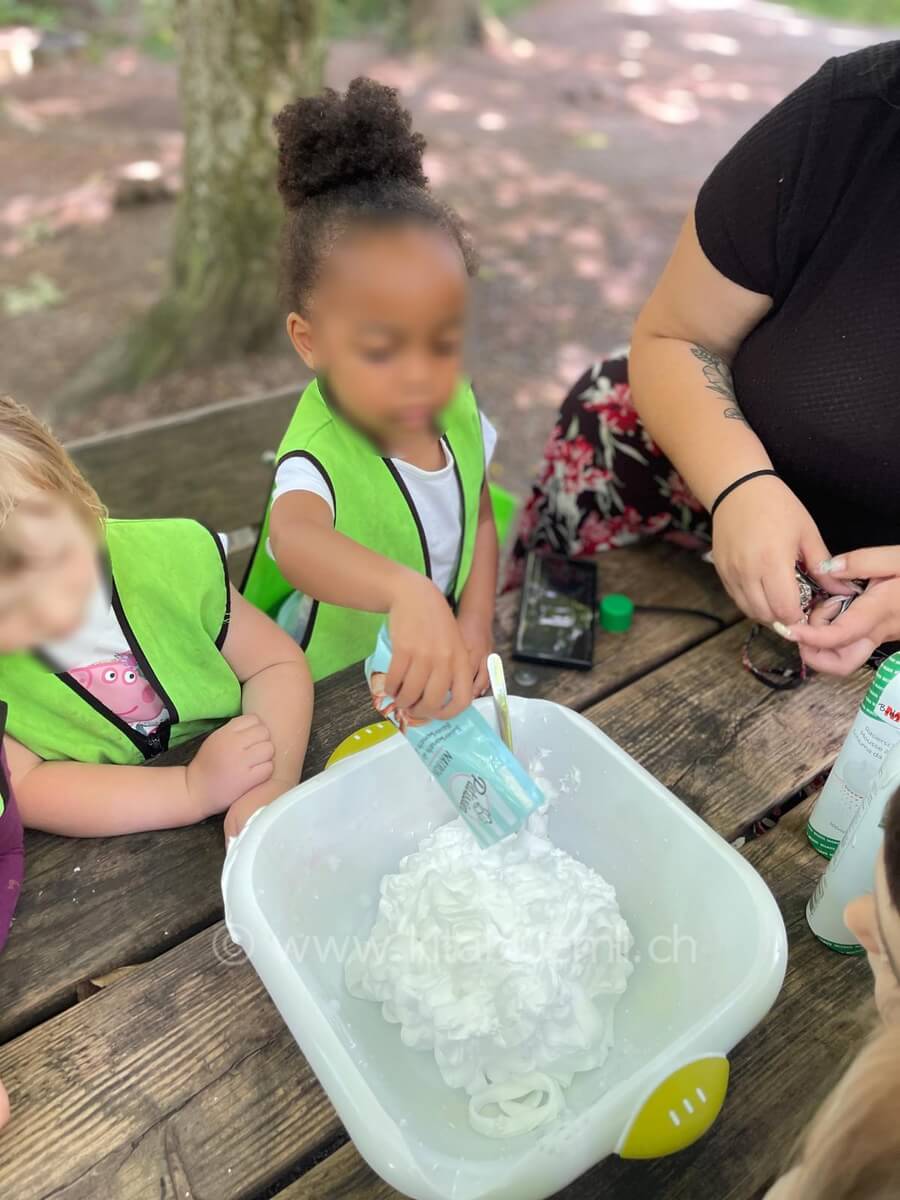 experiment schnee kinderbetreuung kinderkrippe und waldkinderkrippe blueemli in zuerich witikon