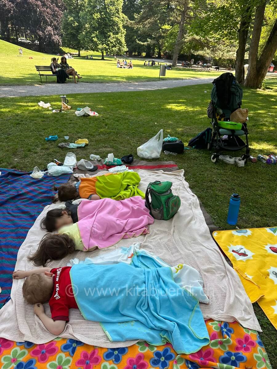 schlafen auf der wiese kinderbetreuung kinderkrippe und waldkinderkrippe blueemli in zuerich witikon