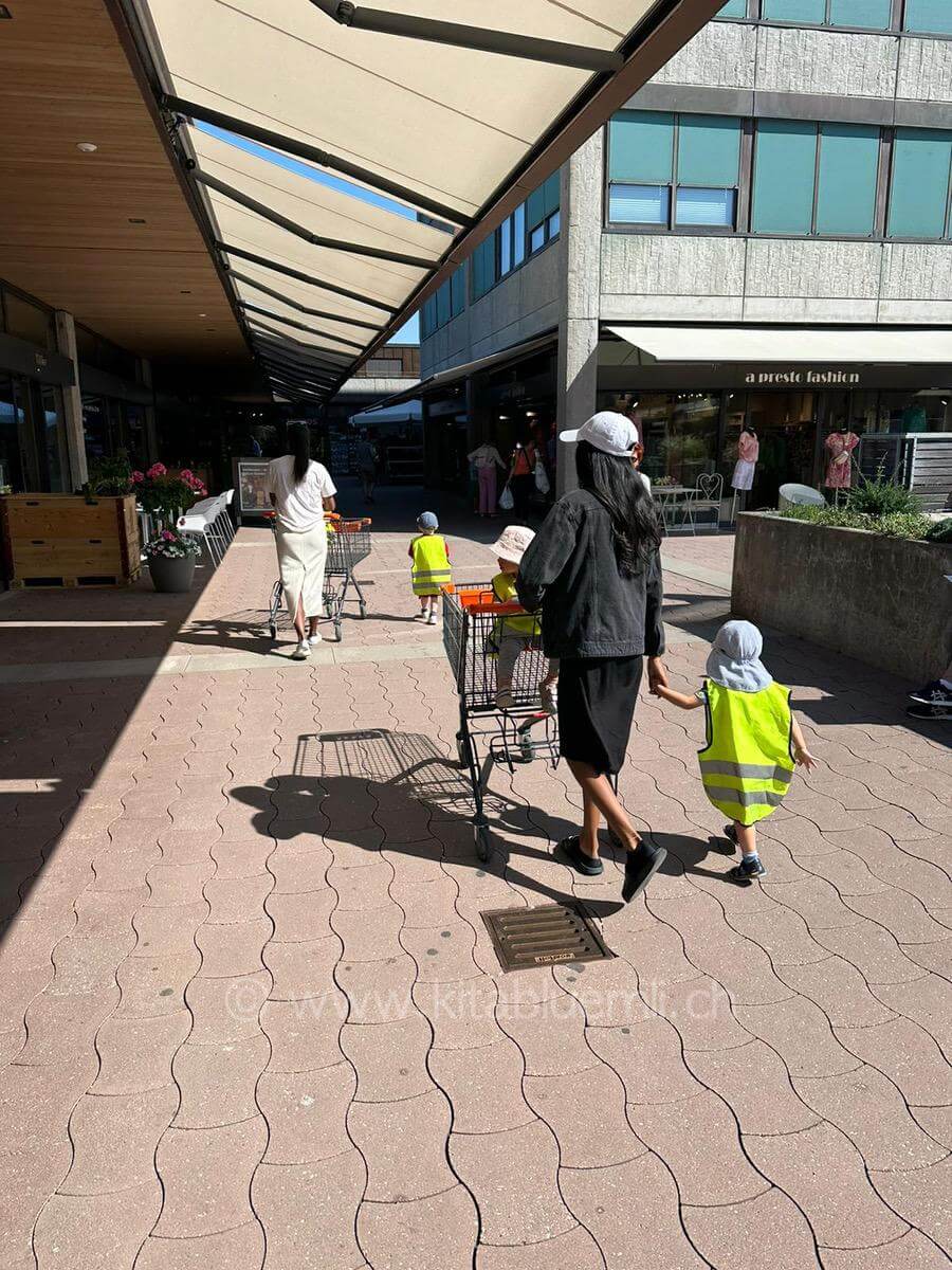 wir gehen zusammen einkaufen kinderbetreuung kinderkrippe und waldkinderkrippe blueemli in zuerich witikon