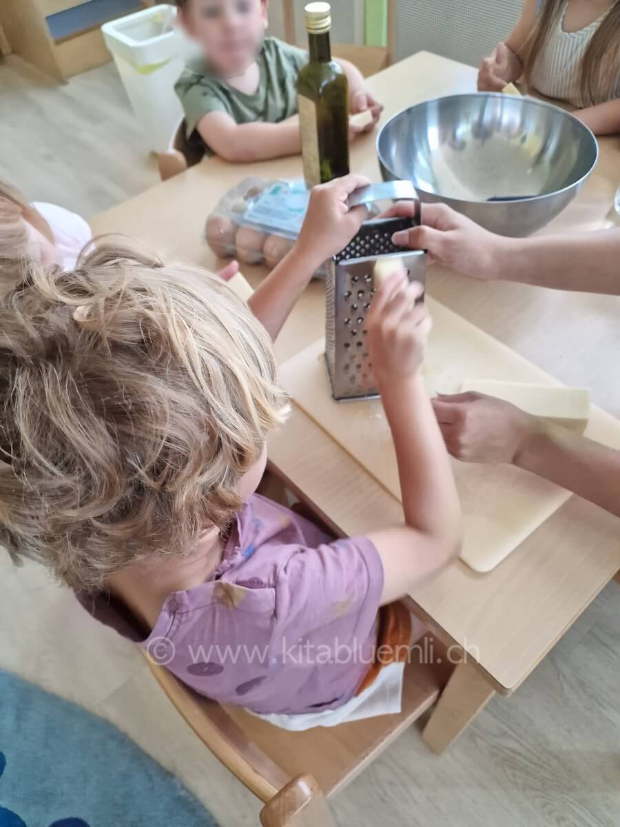 zvieri vorbereiten kinderbetreuung kinderkrippe und waldkinderkrippe blueemli in zuerich witikon