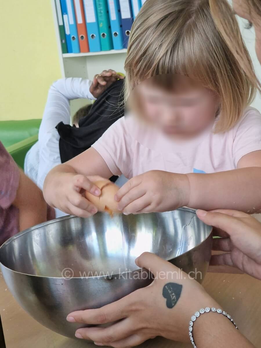 essen vorbereiten kinderbetreuung kinderkrippe und waldkinderkrippe blueemli in zuerich witikon