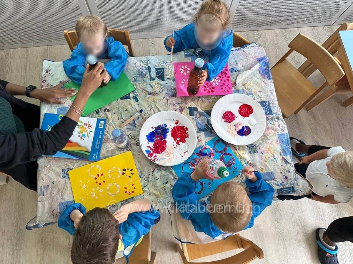 farbige blumen malen kinderbetreuung kinderkrippe und waldkinderkrippe blueemli in zuerich witikon