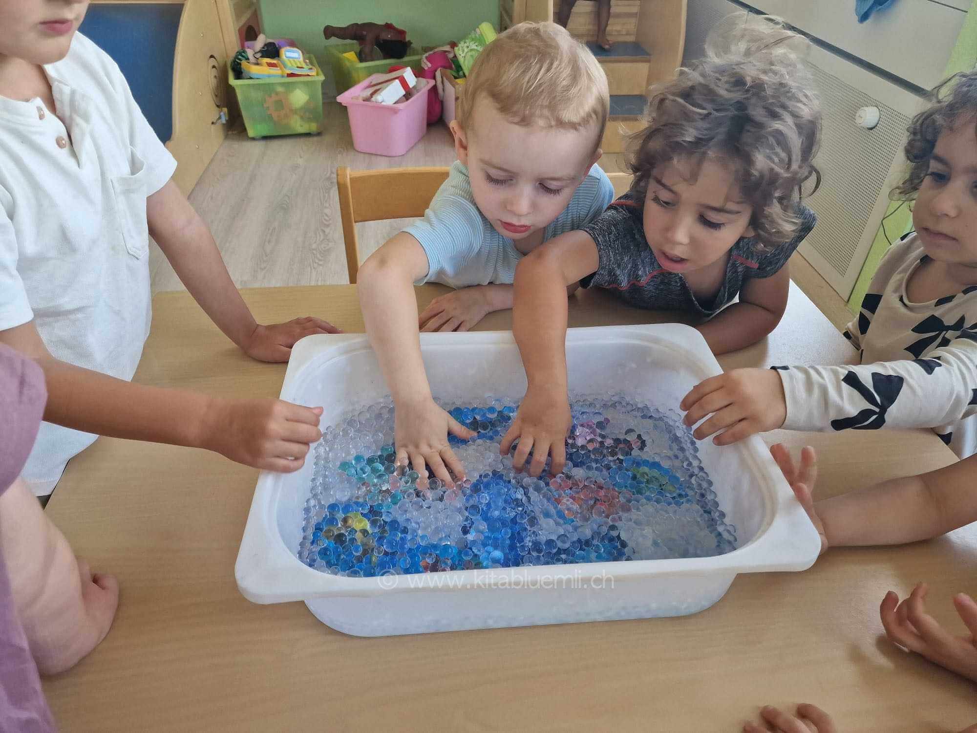 wie fuehlen sich wasserkugeln an kinderbetreuung kinderkrippe und waldkinderkrippe blueemli in zuerich witikon