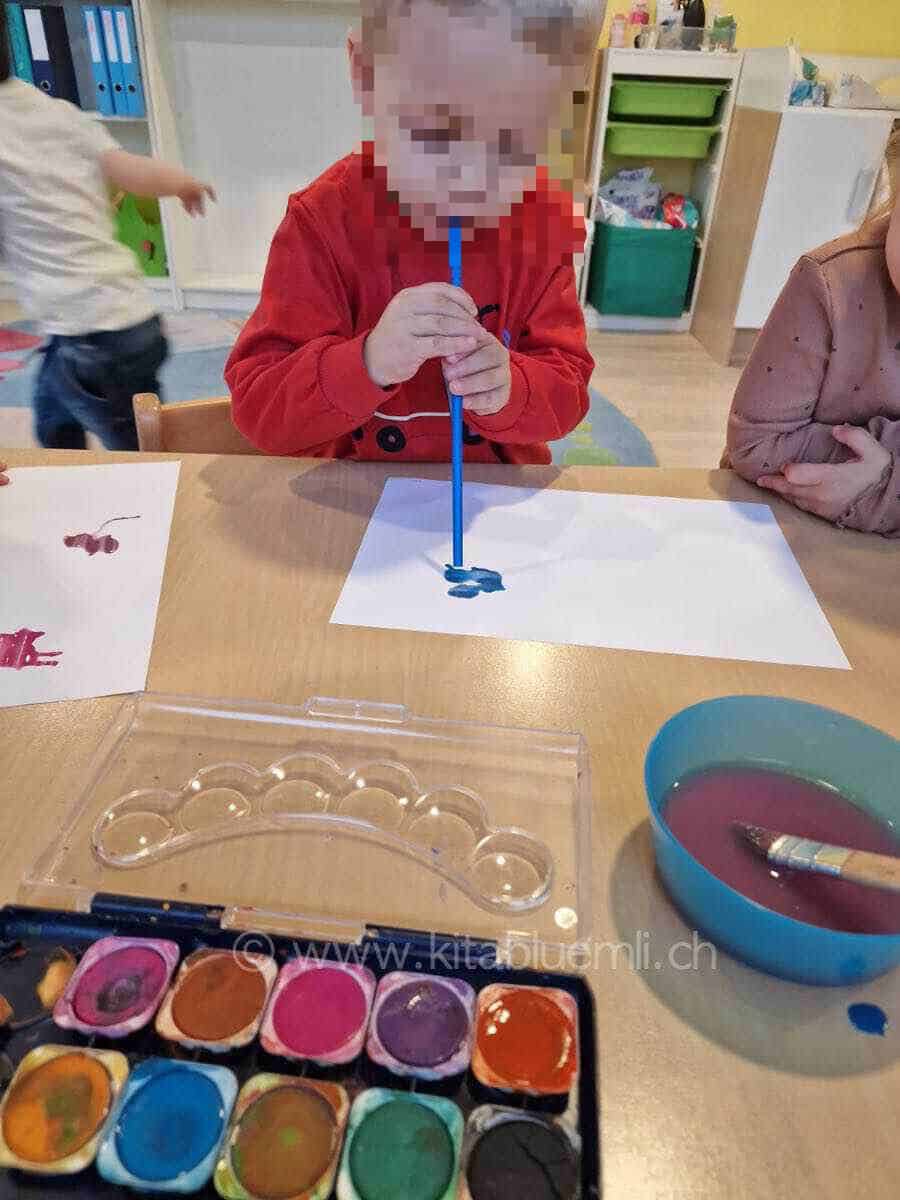 kreativ sein mit wasserfarben kinderbetreuung kinderkrippe und waldkinderkrippe blueemli in zuerich witikon 1