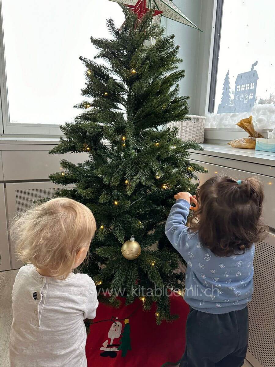 weihnachtsbaum schmuecken kinderbetreuung kinderkrippe und waldkinderkrippe blueemli in zuerich witikon