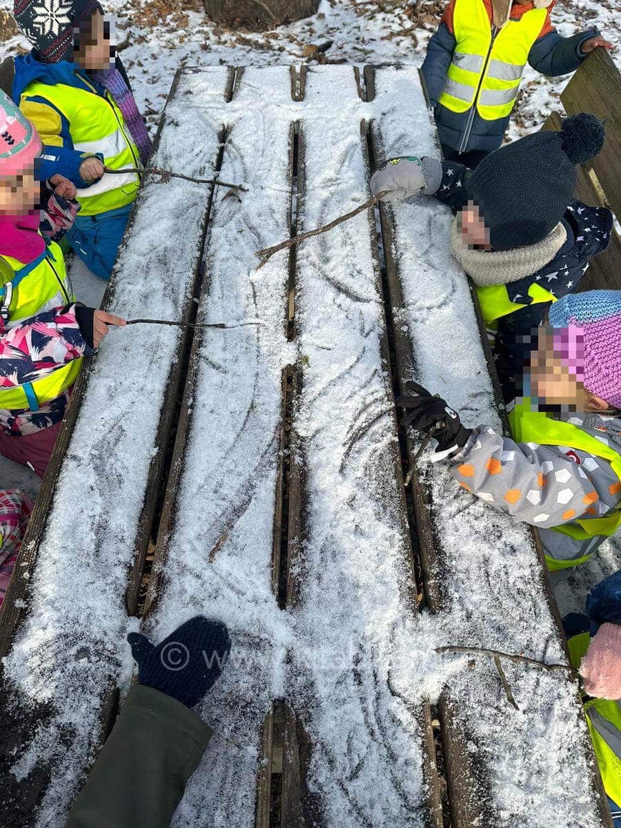 mit schnee zeichnen kinderbetreuung kinderkrippe und waldkinderkrippe blueemli in zuerich witikon